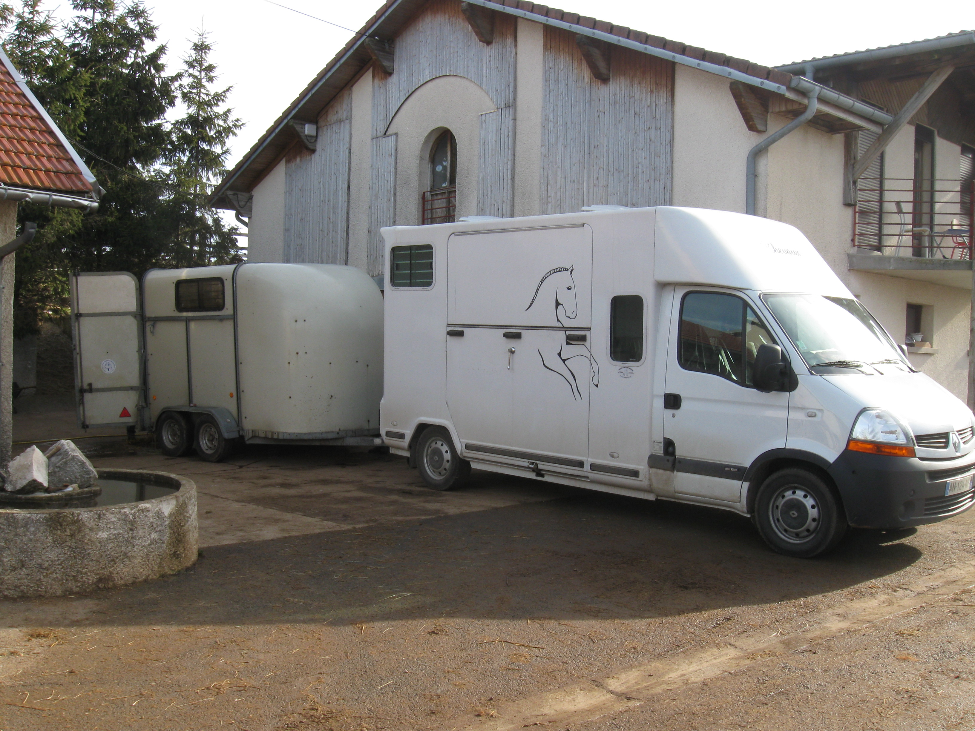 Le camion attelé avec le van Le camion attelé avec le van